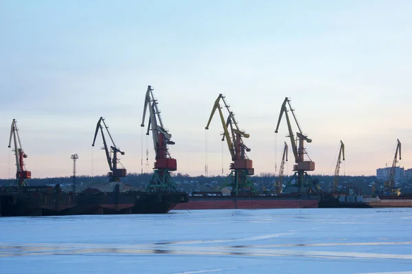 Cranes in the port, shipyard. in the evening, at sunset. soft focus. — 스톡 사진