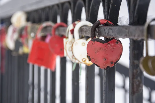 階段の手すりに結婚式の鍵がかかってる心臓の形でロック-愛のシンボルです。接近中だソフトフォーカス. — ストック写真