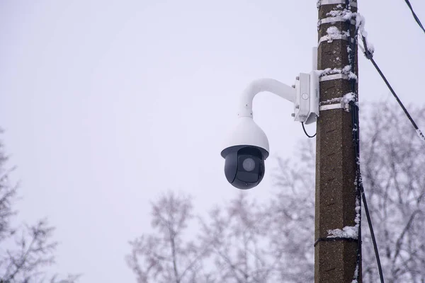 Telecamere di sorveglianza sul palo primo piano. focalizzazione morbida . — Foto Stock