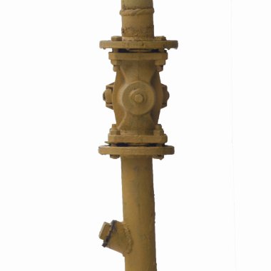 Kapatma vanası olan sarı bir gaz borusunun parçası. Beyaz arka planda izolasyon. Yumuşak odak.