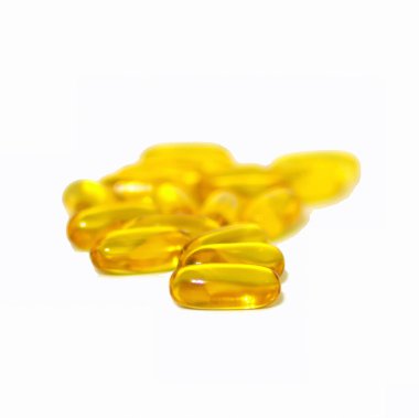 Beyaz arka planda izole edilmiş sarı balık yağı kapsülleri. Omega 3 kavramı: sağlık