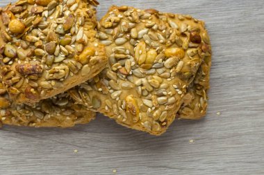 Fındıklı ve gevrekli kek kurabiyeleri. Yakın plan. Uzayı kopyala Kavram: Sağlıklı yemek, sağlıklı kahvaltı.