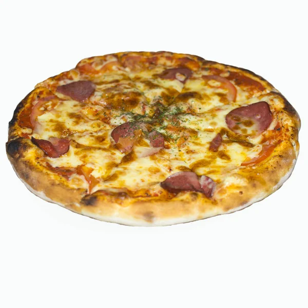 Pizza cotta sui carboni. Piatto gustoso italiano isolato su sfondo bianco. Oggetto per il progetto e la progettazione — Foto Stock
