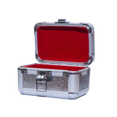 Mücevher depolamak için açık bir kapağı olan küçük güzel bir sandık. Projeler ve tasarım için beyaz arkaplanda izole.