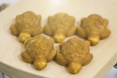 Kekler tahtaya yakın çekim. konsept: ev yapımı. yumuşak odak