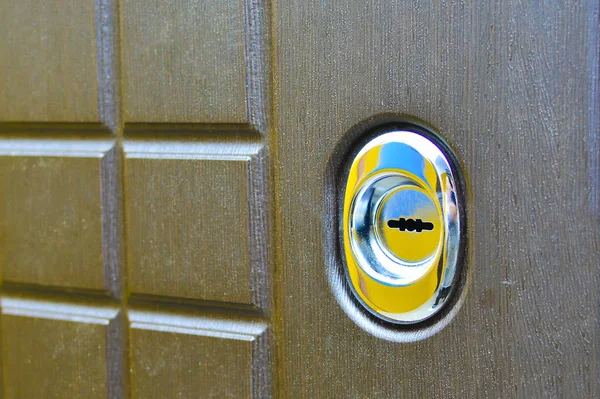 Dziurka od klucza w drzwiach. Zbliżenie. Koncepcja: ochrona przeciwwłamaniowa, własność prywatna. — Zdjęcie stockowe