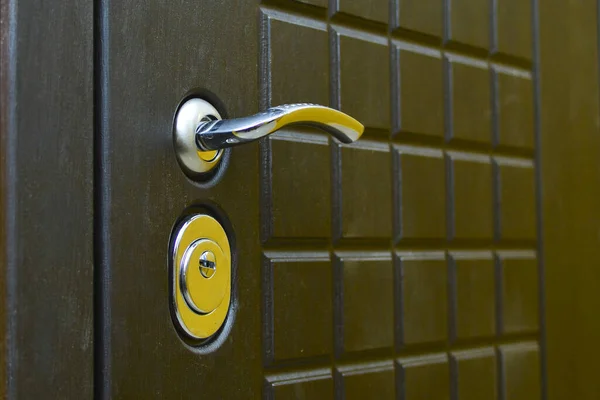 Dziurka od klucza i uchwyt przy drzwiach. Zbliżenie. Koncepcja: ochrona przed włamaniem, własność prywatna. — Zdjęcie stockowe