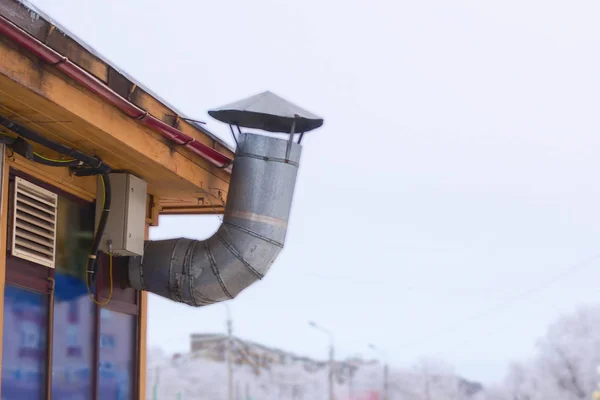 Tubo de metal ventilación forzada. Primer plano. concepto de seguridad en locales industriales y establecimientos de restauración . —  Fotos de Stock