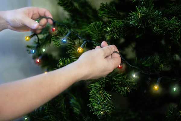 Fragment van de decoratie van de kerstboom. Kerstboom. zachte focus — Stockfoto