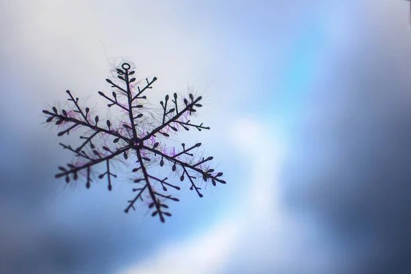 Konstgjord snöflinga på fönstret. mjukt fokus — Stockfoto