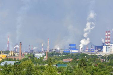 Ağır duman sanayi bacaları hava kirliliğine neden oluyor. Şehrin yerleşim bölgelerinde emisyonlar görülebilir. Çevre kirliliği. Fabrika borusu, havayı kirletiyor.