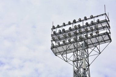 Fenerlerin ışıklandırma projektörü. Stadyumda gökyüzüne karşı birçok güçlü fener var..