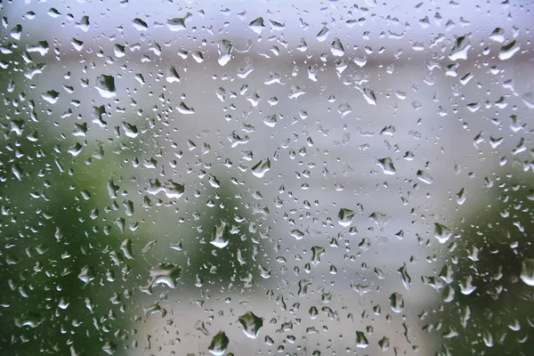 Капли дождя на стекле — стоковое фото