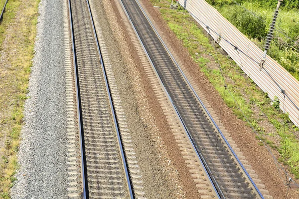 Ferrocarriles. Vista desde arriba. Fondo con vías férreas. El concepto de comunicación a larga distancia, migración, viajes . —  Fotos de Stock