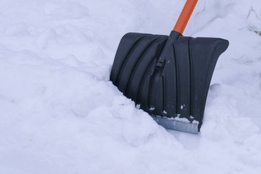 Kar küreği. Karda yakın çekim. Kar temizleme, kar yağışı, çok miktarda yağış kaybı konsepti.