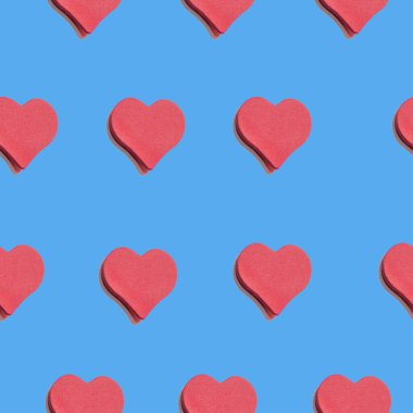 Aynaya yapıştırılmış küçük kırmızı kalp. Soyut arkaplan. Onaylandı