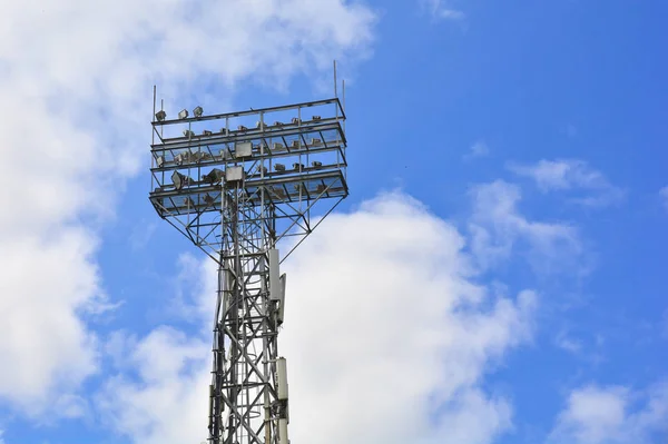 Supporto illuminazione. Illuminazione stadio Post. Pilastro alto con faretti per illuminare uno stadio di calcio contro il cielo con nuvole — Foto Stock