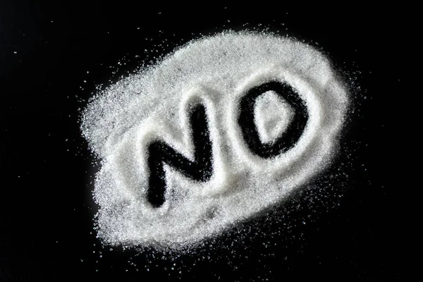 Белый сладкий сахар на черном фоне со словами "нет" - свободное место для текста. Здоровый, диетическая пригодность, диабет, понятие вреда . — стоковое фото