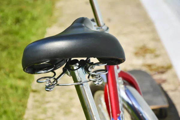 自転車のショックアブソーバ付きシートのクローズアップ。健康的なライフスタイル、屋外活動の概念. — ストック写真