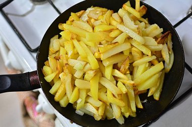 Kızartma tavasında kızarmış patates. Lezzetli patates kızartması. yumuşak odak