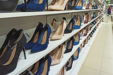 Rusya, Vologda, 03.2020 Arka plan, mağaza raflarında ayakkabılar. Mağazadaki bir rafta kadın ayakkabısı. Ayakkabı satışı.