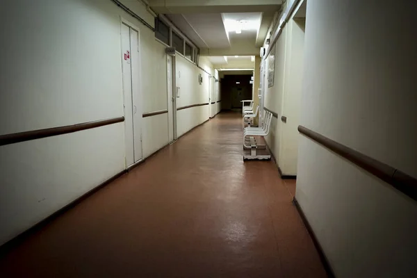 Gloomy Corridor Municipal Budget Hospital Dark Room Outdated Architecture — Stock Photo, Image