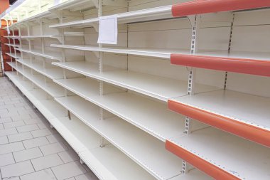 Mağazadaki boş raflar. Mallar için boş rafları olan süpermarket. Konsept: satın alma, bütçe açığı, heyecan ve salgın, zor ekonomik durum.