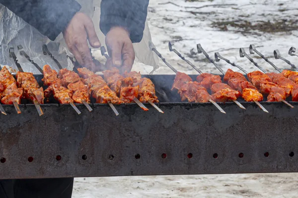 Mężczyzna Smaży Mięso Podczas Grillowania Gotowanie Mięsa Naturze Zbliżenie — Zdjęcie stockowe