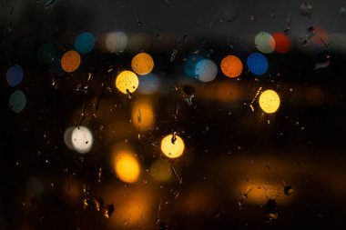 Penceresinde yağmur damlaları olan kamera arkaplanı