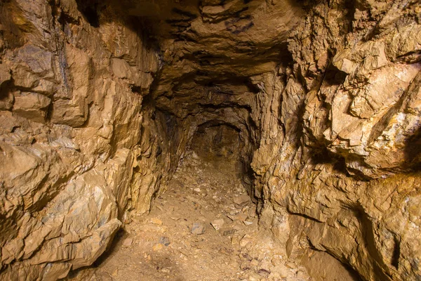 Старый заброшенный подземный аметист — стоковое фото