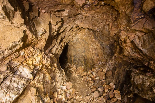 Antigua mina de amatista subterránea abandonada — Foto de Stock