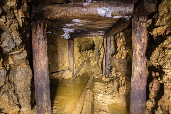 Antigua mina de amatista subterránea abandonada — Foto de Stock