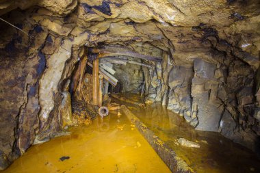 Eski kükürt kir ile terk edilmiş bir madende