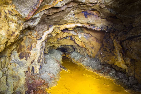 Ancienne mine abandonnée avec de la saleté de soufre — Photo