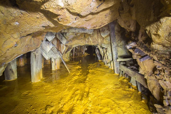 Ancienne mine abandonnée avec de la saleté de soufre — Photo