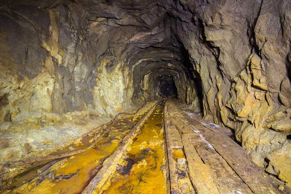 Antigua mina abandonada con tierra de azufre — Foto de Stock