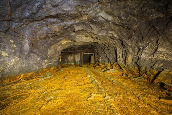 Ancienne mine abandonnée avec de la saleté de soufre — Photo