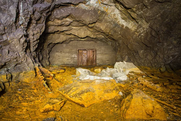 Velha mina abandonada com sujeira de enxofre — Fotografia de Stock