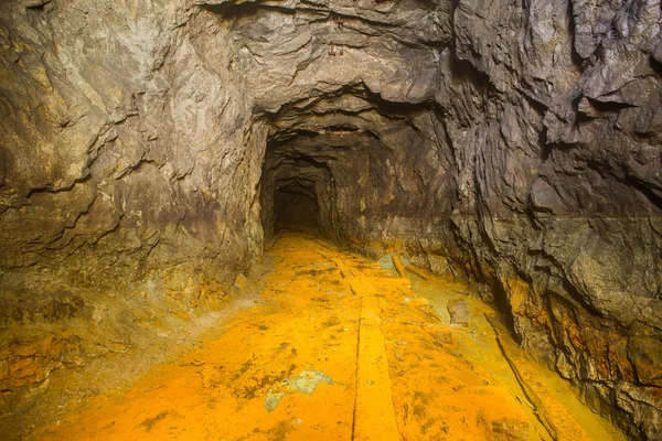 Stary opuszczony tunel podziemnej kopalni złota — Zdjęcie stockowe