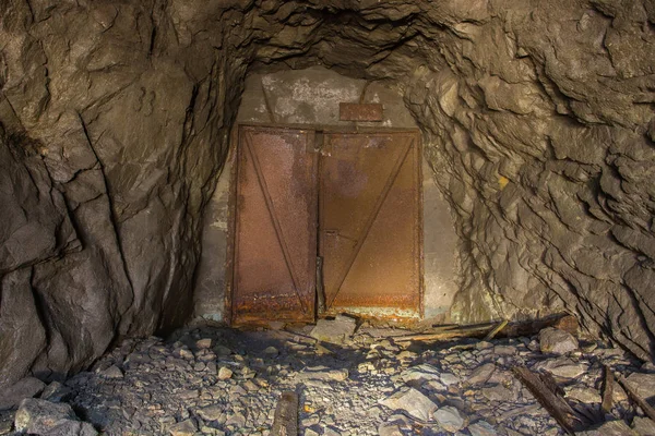 Puerta antigua mina de oro subterránea abandonada — Foto de Stock