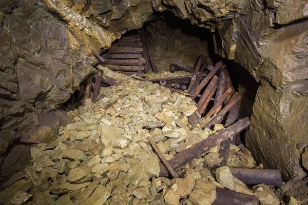 Antiguo túnel subterráneo abandonado de la mina de oro — Foto de Stock