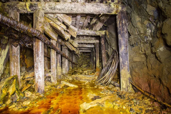 Vecchio tunnel sotterraneo abbandonato miniera d'oro — Foto Stock