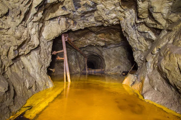 Ancien tunnel souterrain abandonné de mine d'or — Photo