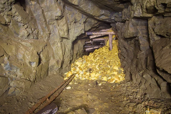 Antiguo túnel subterráneo abandonado de la mina de oro — Foto de Stock