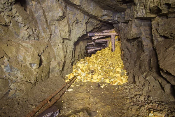 Ancien tunnel souterrain abandonné de mine d'or — Photo