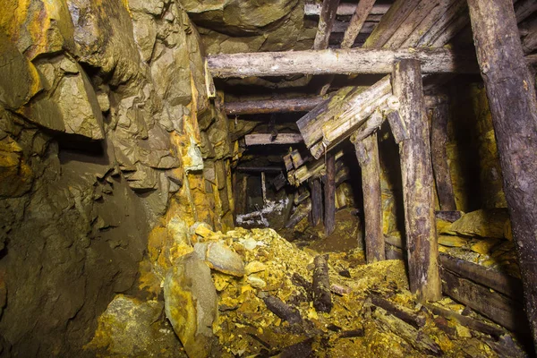 Vecchio tunnel sotterraneo abbandonato miniera d'oro — Foto Stock