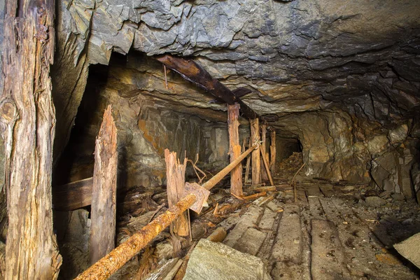 Túnel de mina de ouro abandonado — Fotografia de Stock