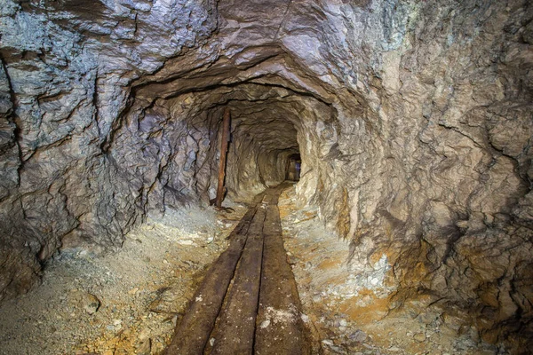 Túnel de mina de ouro abandonado — Fotografia de Stock