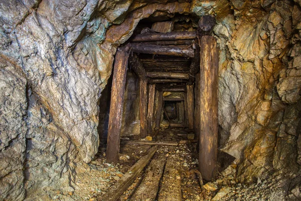 Заброшенный золотой шахтный тоннель — стоковое фото