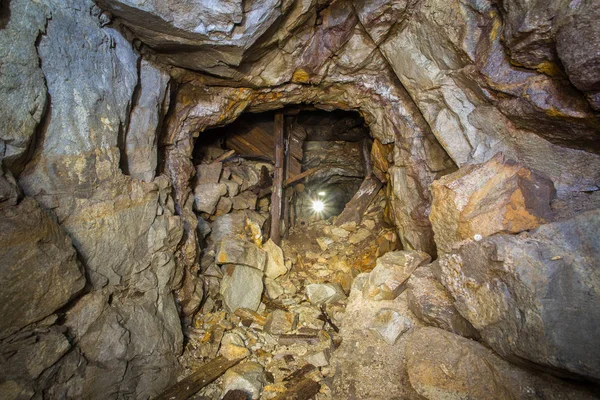 Заброшенный золотой шахтный тоннель — стоковое фото